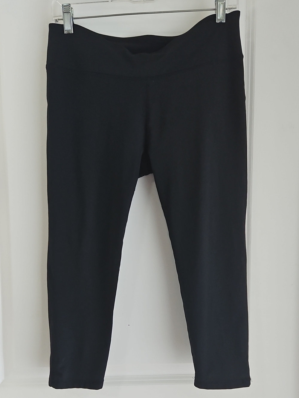Black Capri Yoga Pants - Women's High-Waist Active Leggings